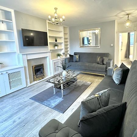 Newly Renovated Kensington 2 Bedroom Apartment With Balcony Near Harrods Sleeps 6, 2 Min Walk From Station London Bagian luar foto