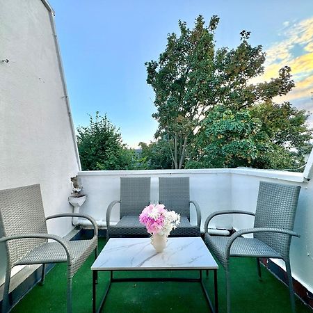 Newly Renovated Kensington 2 Bedroom Apartment With Balcony Near Harrods Sleeps 6, 2 Min Walk From Station London Bagian luar foto