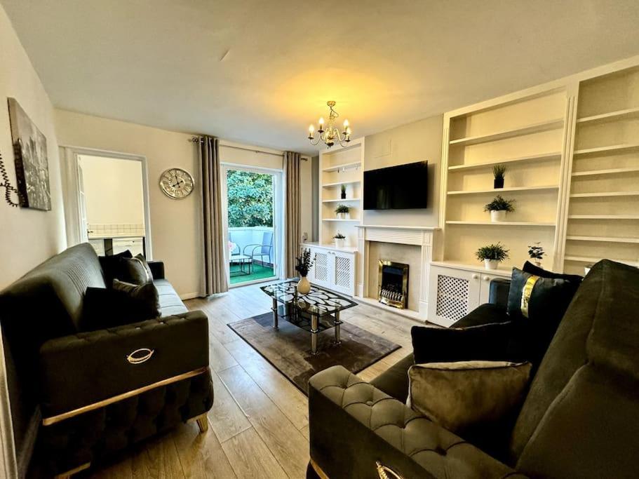 Newly Renovated Kensington 2 Bedroom Apartment With Balcony Near Harrods Sleeps 6, 2 Min Walk From Station London Bagian luar foto