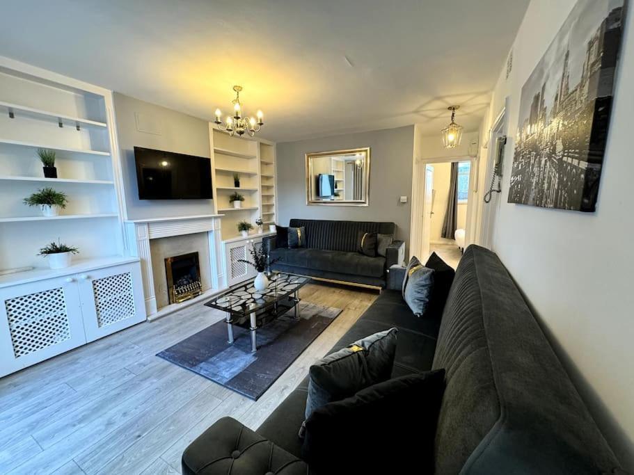Newly Renovated Kensington 2 Bedroom Apartment With Balcony Near Harrods Sleeps 6, 2 Min Walk From Station London Bagian luar foto