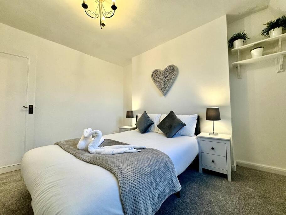 Newly Renovated Kensington 2 Bedroom Apartment With Balcony Near Harrods Sleeps 6, 2 Min Walk From Station London Bagian luar foto