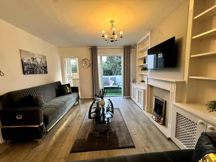 Newly Renovated Kensington 2 Bedroom Apartment With Balcony Near Harrods Sleeps 6, 2 Min Walk From Station London Bagian luar foto