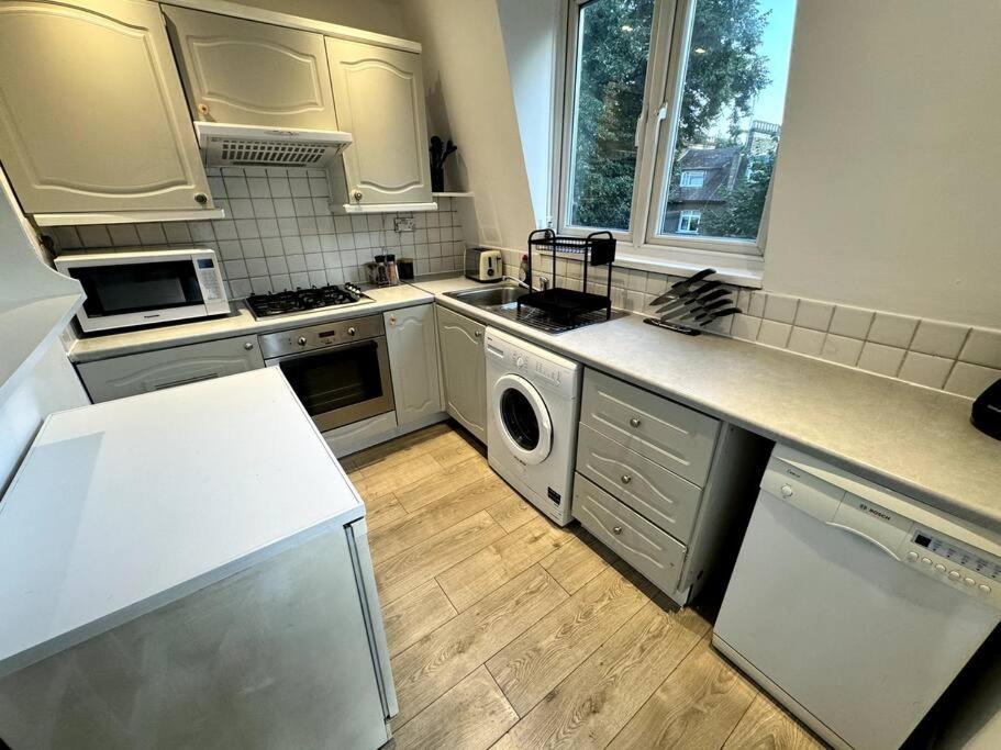 Newly Renovated Kensington 2 Bedroom Apartment With Balcony Near Harrods Sleeps 6, 2 Min Walk From Station London Bagian luar foto
