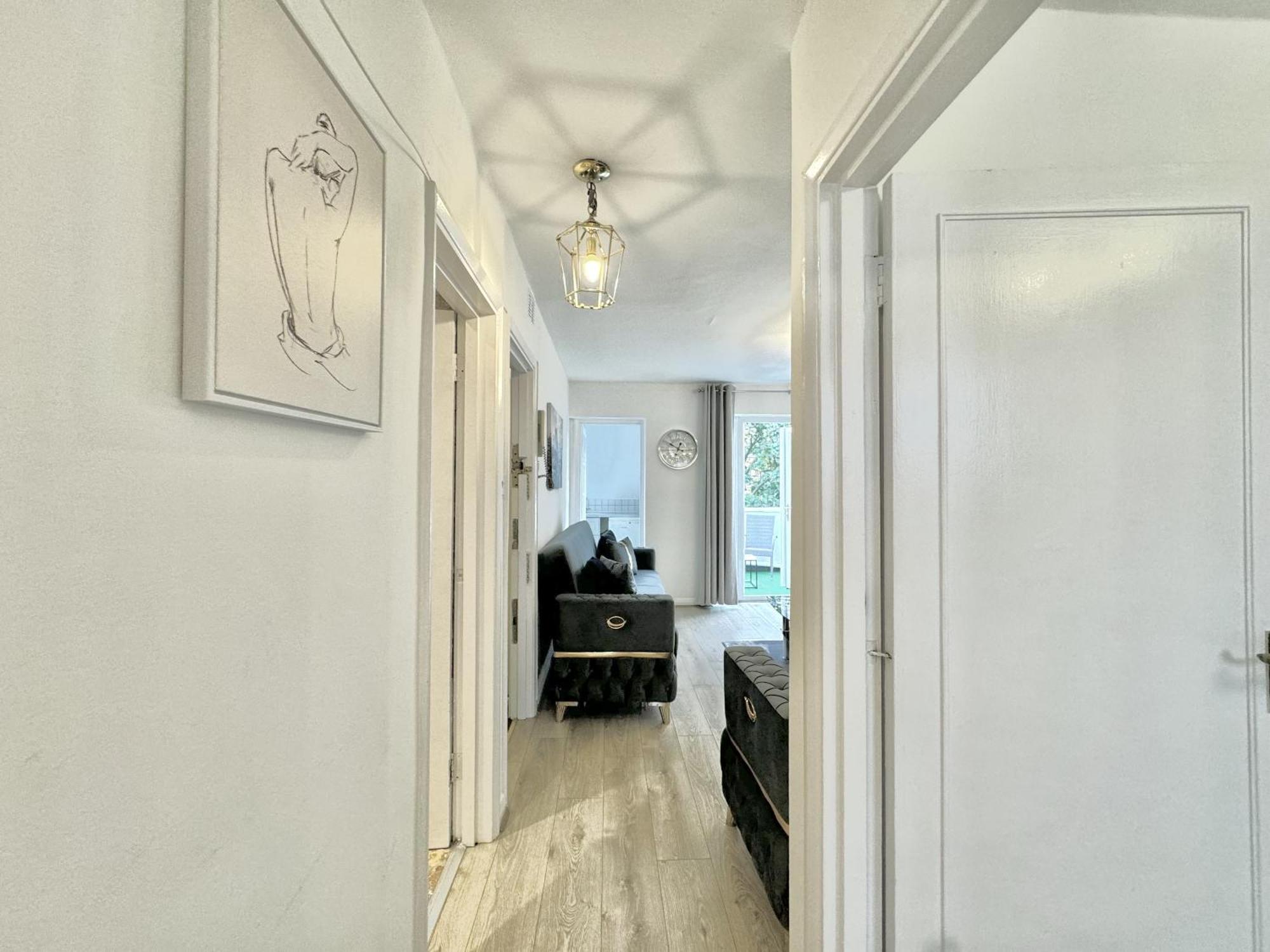 Newly Renovated Kensington 2 Bedroom Apartment With Balcony Near Harrods Sleeps 6, 2 Min Walk From Station London Bagian luar foto