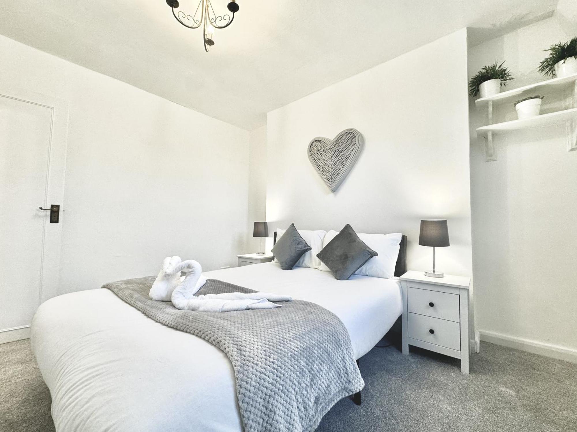 Newly Renovated Kensington 2 Bedroom Apartment With Balcony Near Harrods Sleeps 6, 2 Min Walk From Station London Bagian luar foto
