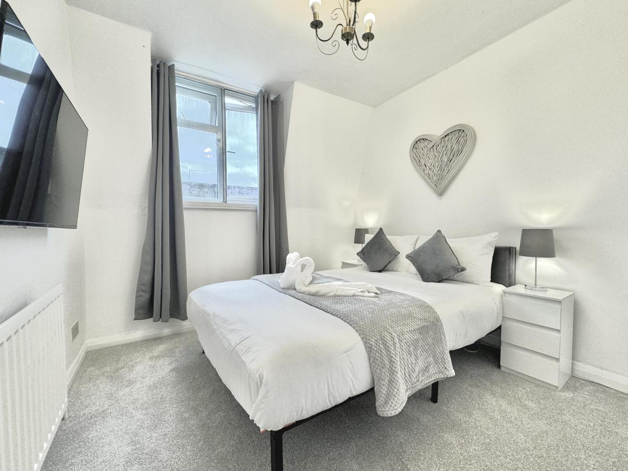 Newly Renovated Kensington 2 Bedroom Apartment With Balcony Near Harrods Sleeps 6, 2 Min Walk From Station London Bagian luar foto