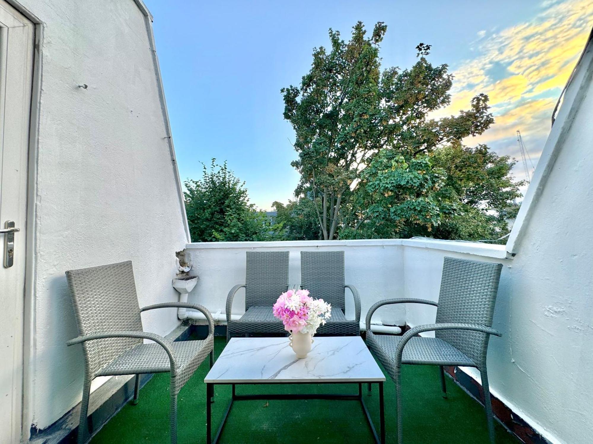 Newly Renovated Kensington 2 Bedroom Apartment With Balcony Near Harrods Sleeps 6, 2 Min Walk From Station London Bagian luar foto