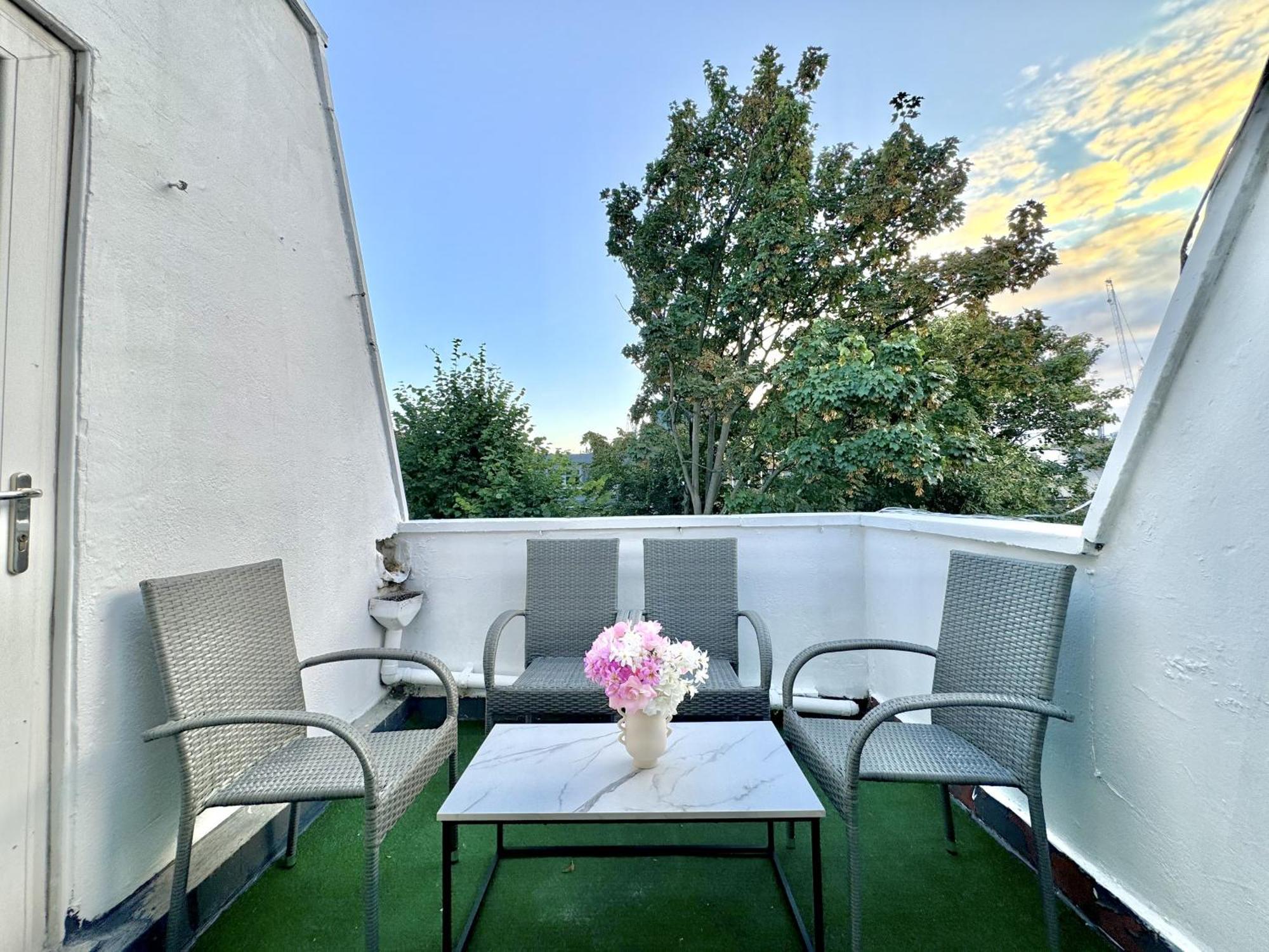 Newly Renovated Kensington 2 Bedroom Apartment With Balcony Near Harrods Sleeps 6, 2 Min Walk From Station London Bagian luar foto