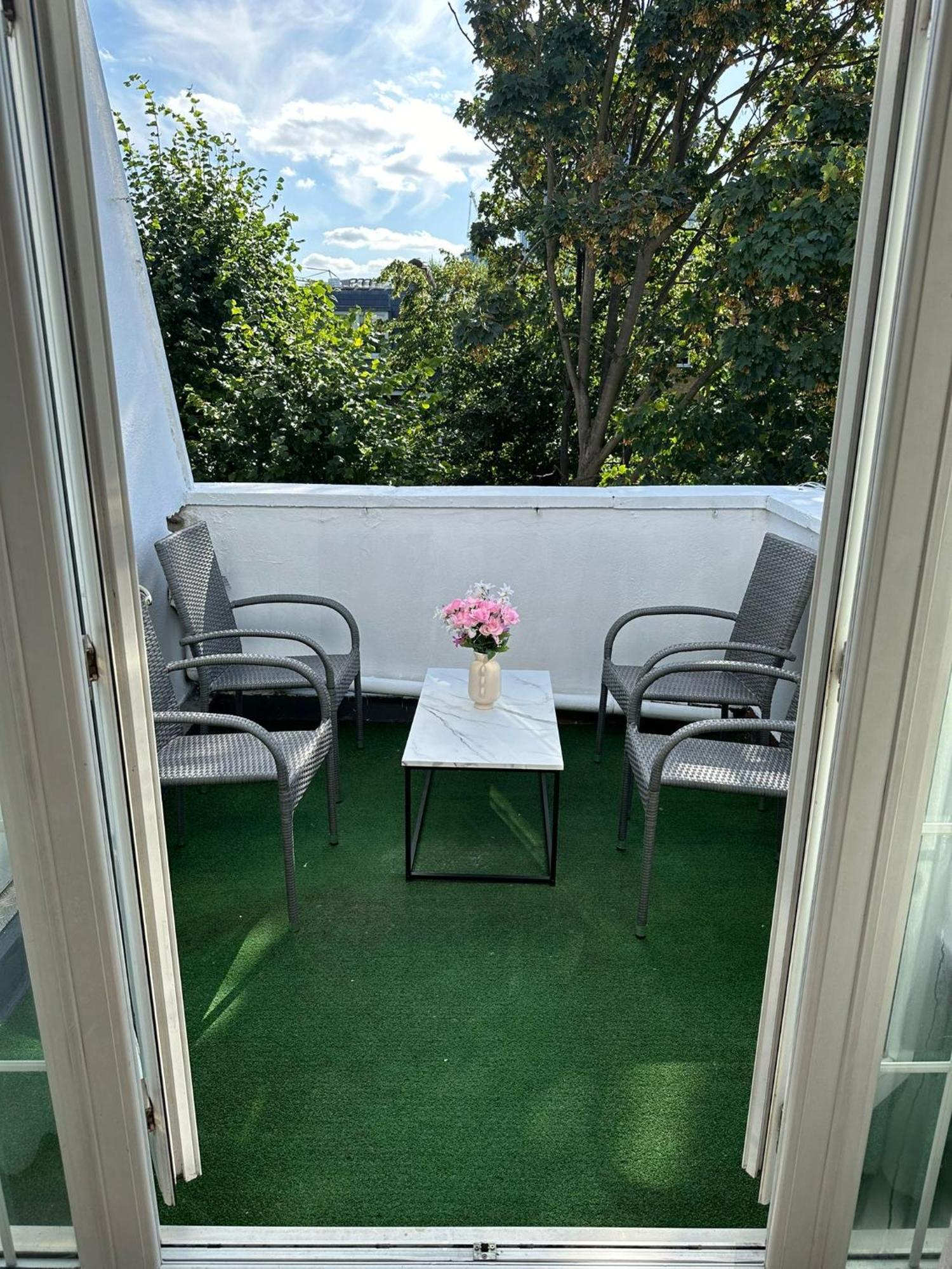 Newly Renovated Kensington 2 Bedroom Apartment With Balcony Near Harrods Sleeps 6, 2 Min Walk From Station London Bagian luar foto