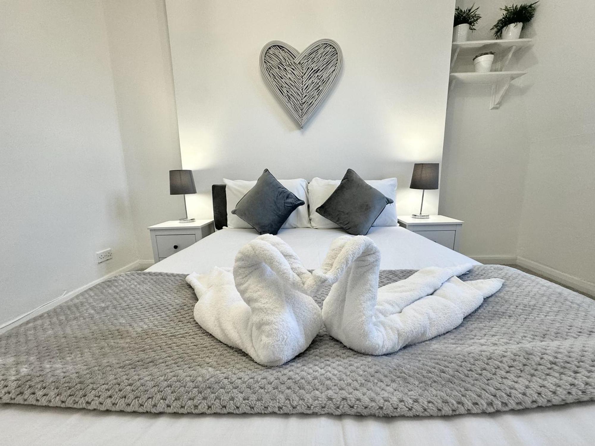 Newly Renovated Kensington 2 Bedroom Apartment With Balcony Near Harrods Sleeps 6, 2 Min Walk From Station London Bagian luar foto
