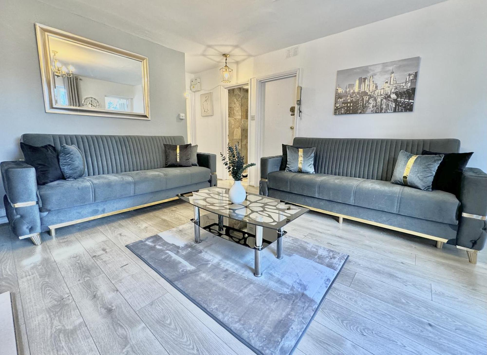 Newly Renovated Kensington 2 Bedroom Apartment With Balcony Near Harrods Sleeps 6, 2 Min Walk From Station London Bagian luar foto