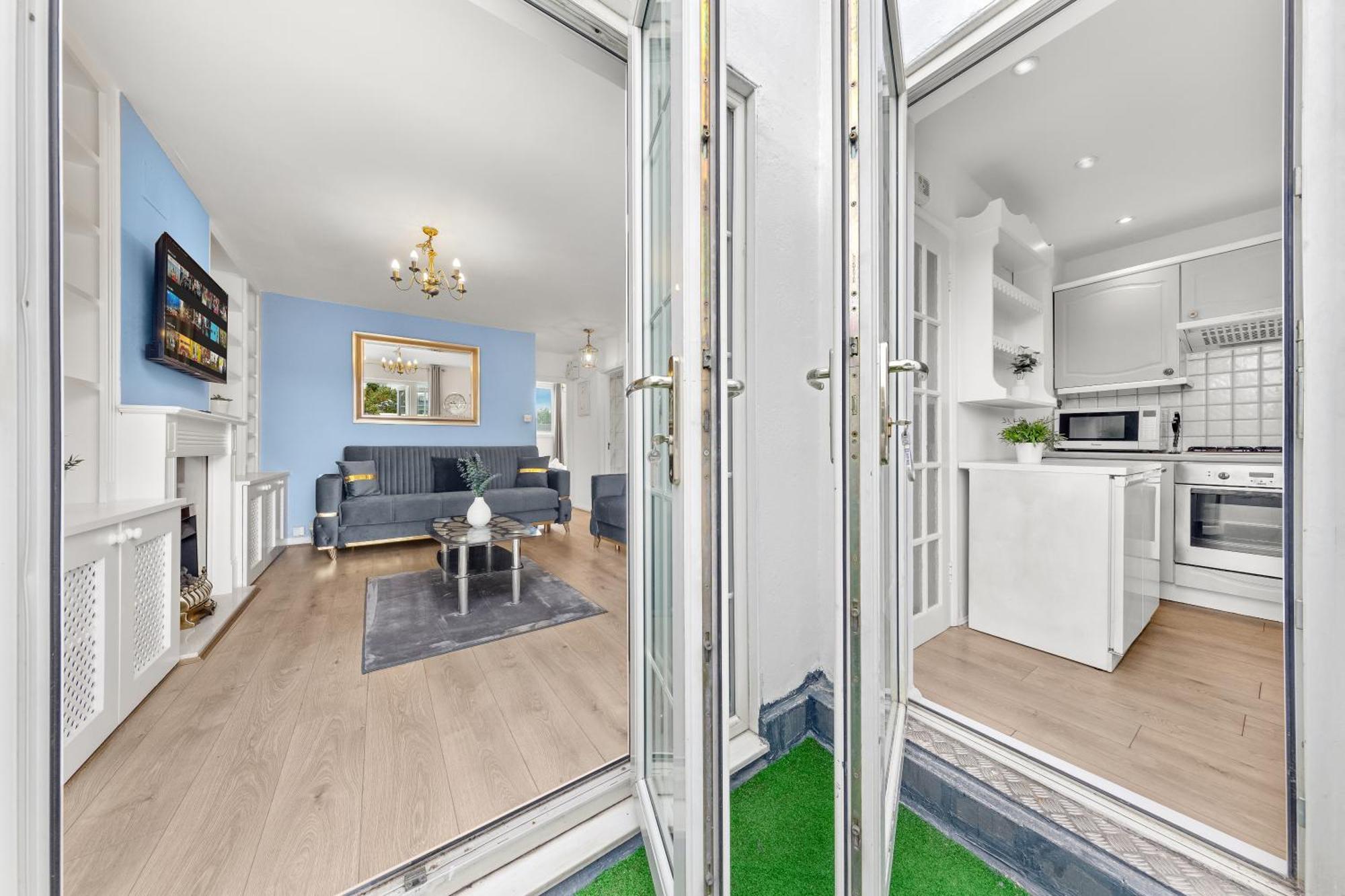Newly Renovated Kensington 2 Bedroom Apartment With Balcony Near Harrods Sleeps 6, 2 Min Walk From Station London Bagian luar foto
