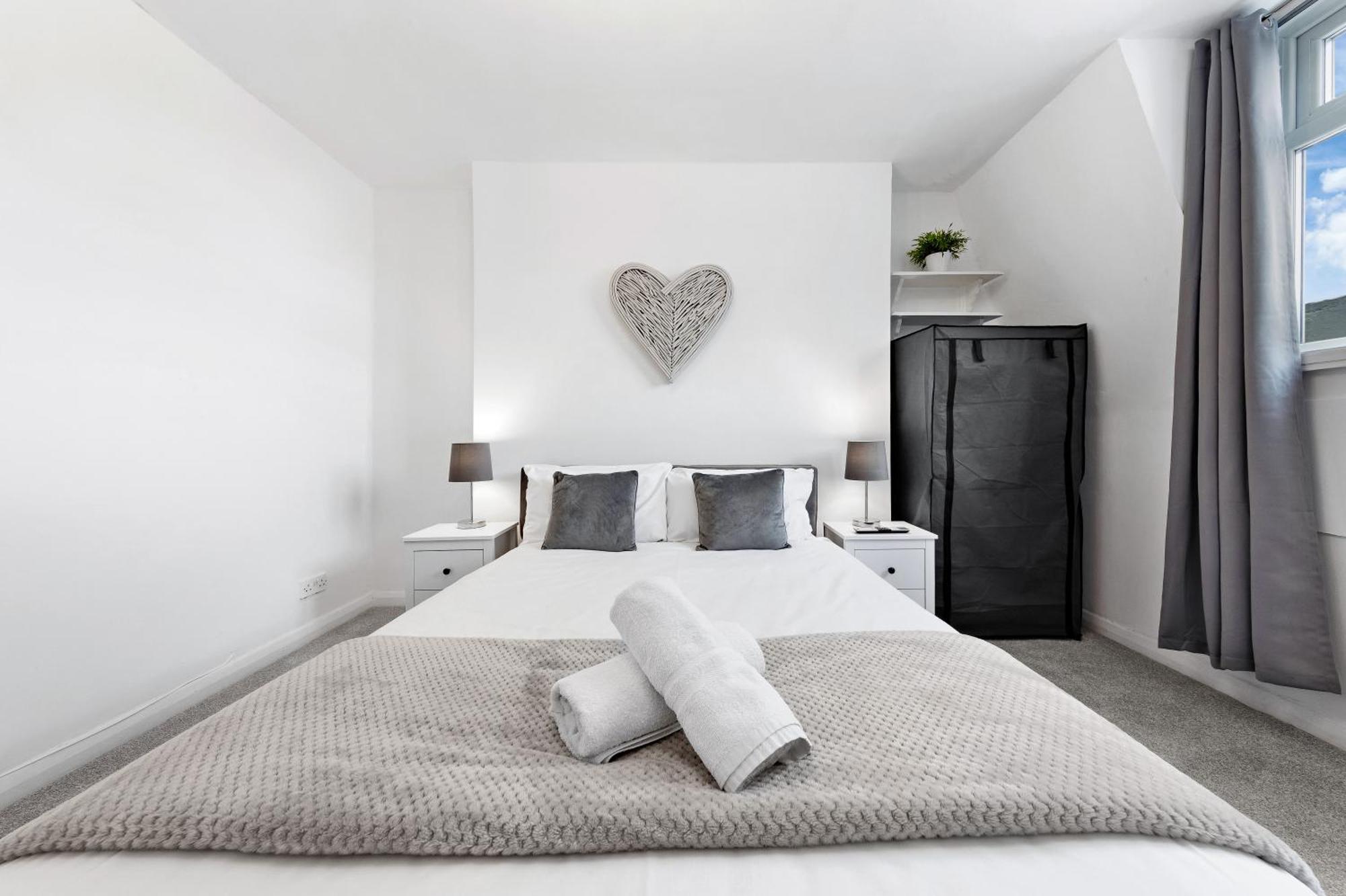 Newly Renovated Kensington 2 Bedroom Apartment With Balcony Near Harrods Sleeps 6, 2 Min Walk From Station London Bagian luar foto