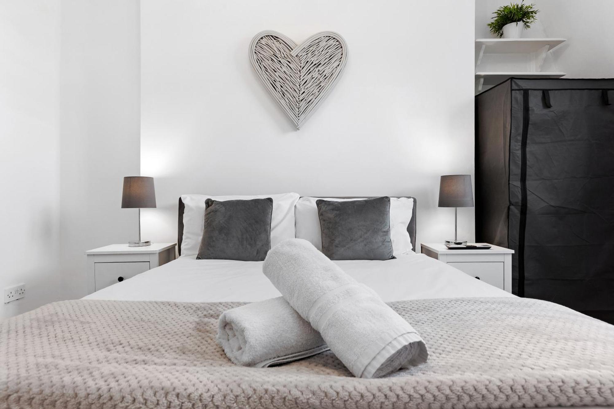 Newly Renovated Kensington 2 Bedroom Apartment With Balcony Near Harrods Sleeps 6, 2 Min Walk From Station London Bagian luar foto