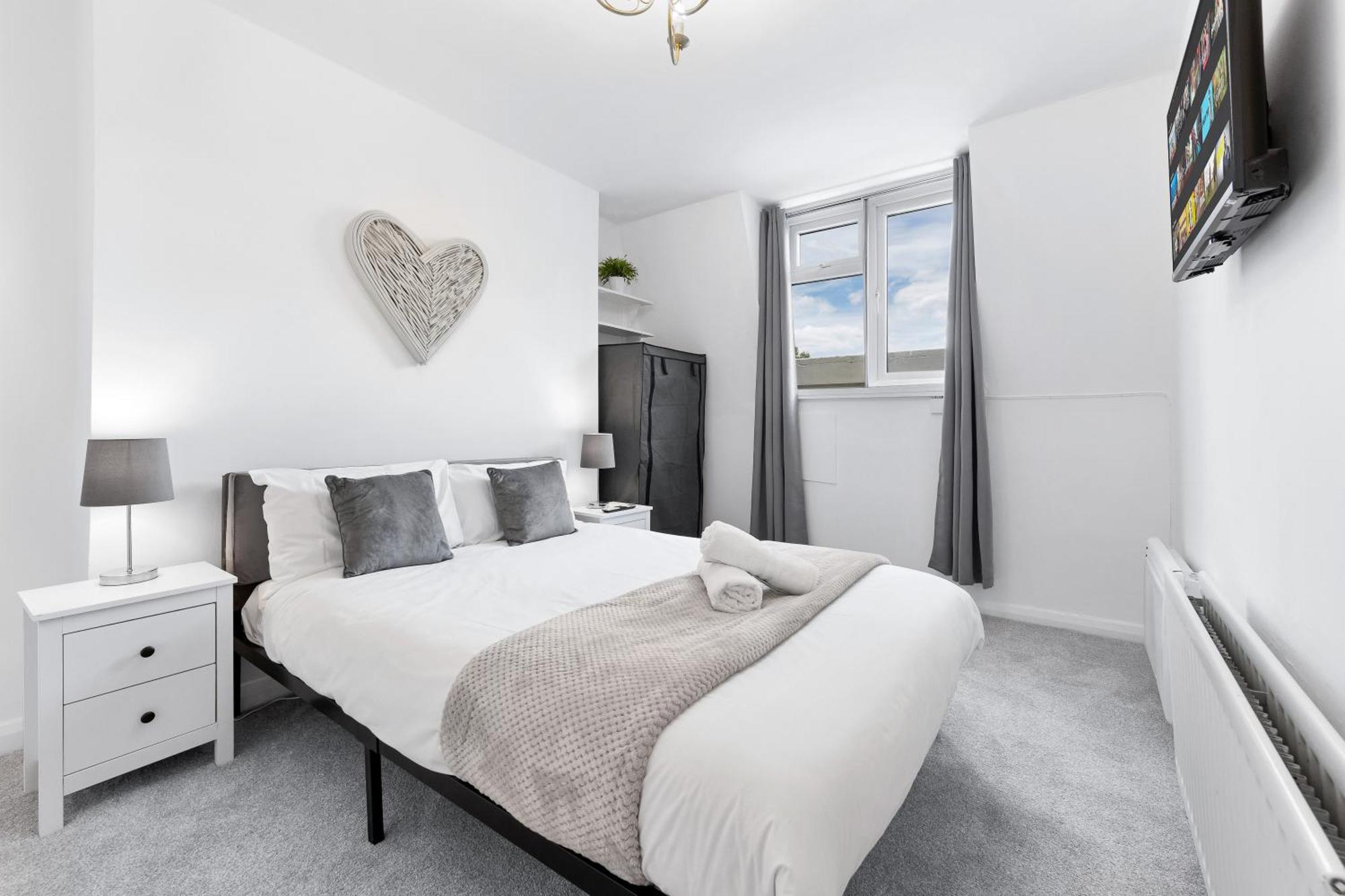 Newly Renovated Kensington 2 Bedroom Apartment With Balcony Near Harrods Sleeps 6, 2 Min Walk From Station London Bagian luar foto
