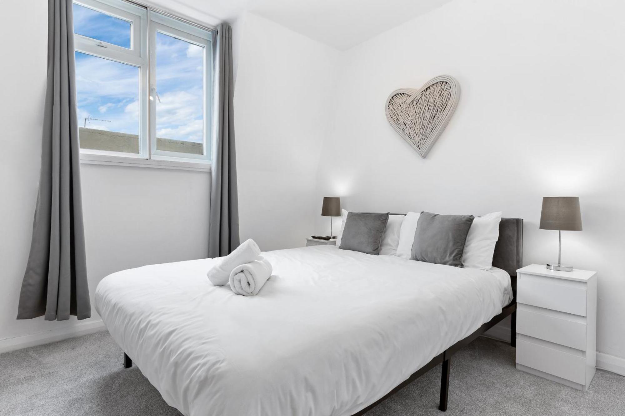 Newly Renovated Kensington 2 Bedroom Apartment With Balcony Near Harrods Sleeps 6, 2 Min Walk From Station London Bagian luar foto