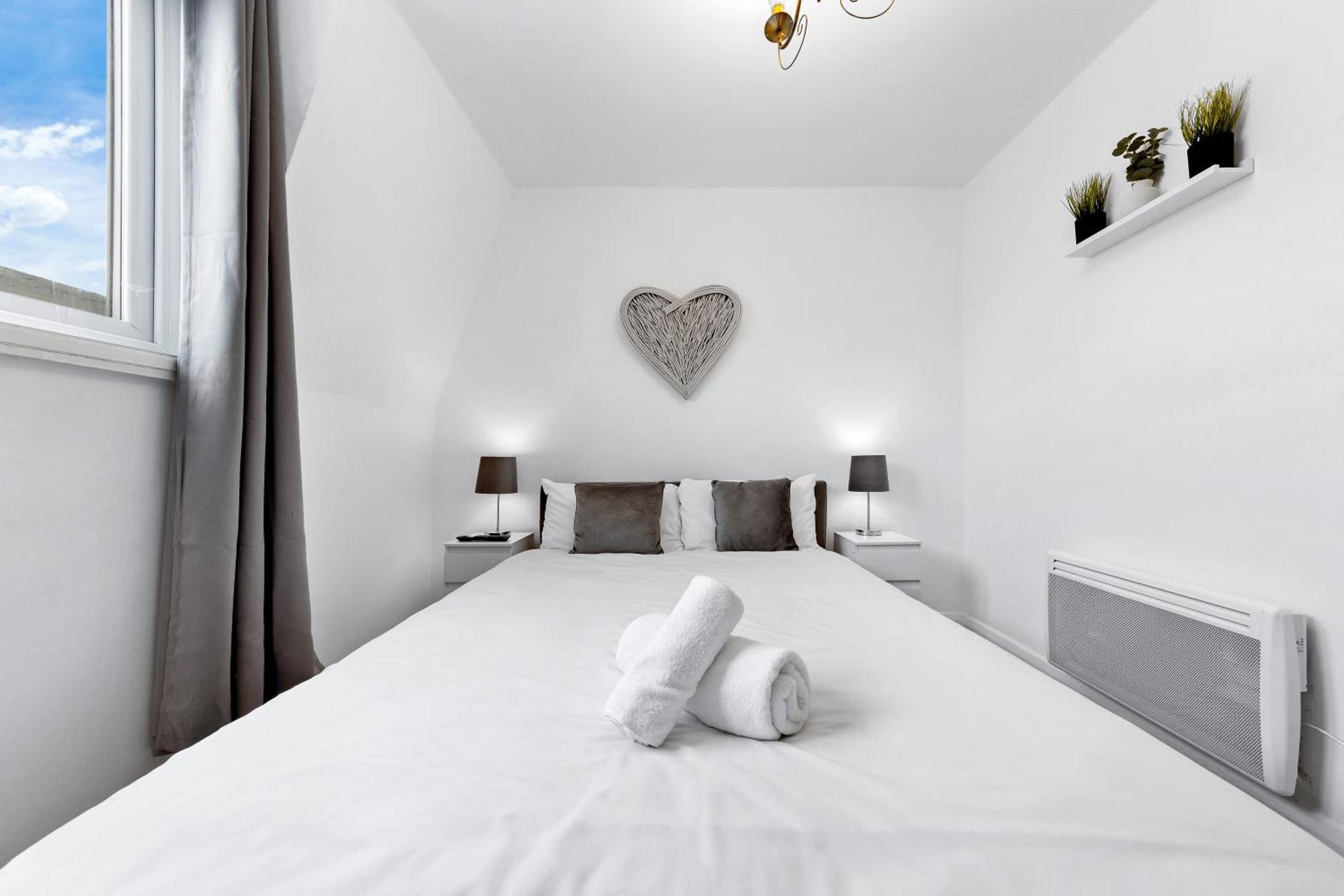 Newly Renovated Kensington 2 Bedroom Apartment With Balcony Near Harrods Sleeps 6, 2 Min Walk From Station London Bagian luar foto