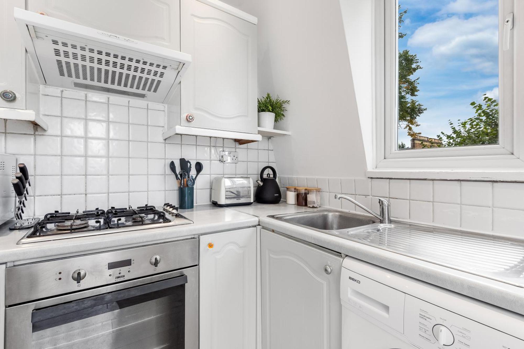 Newly Renovated Kensington 2 Bedroom Apartment With Balcony Near Harrods Sleeps 6, 2 Min Walk From Station London Bagian luar foto