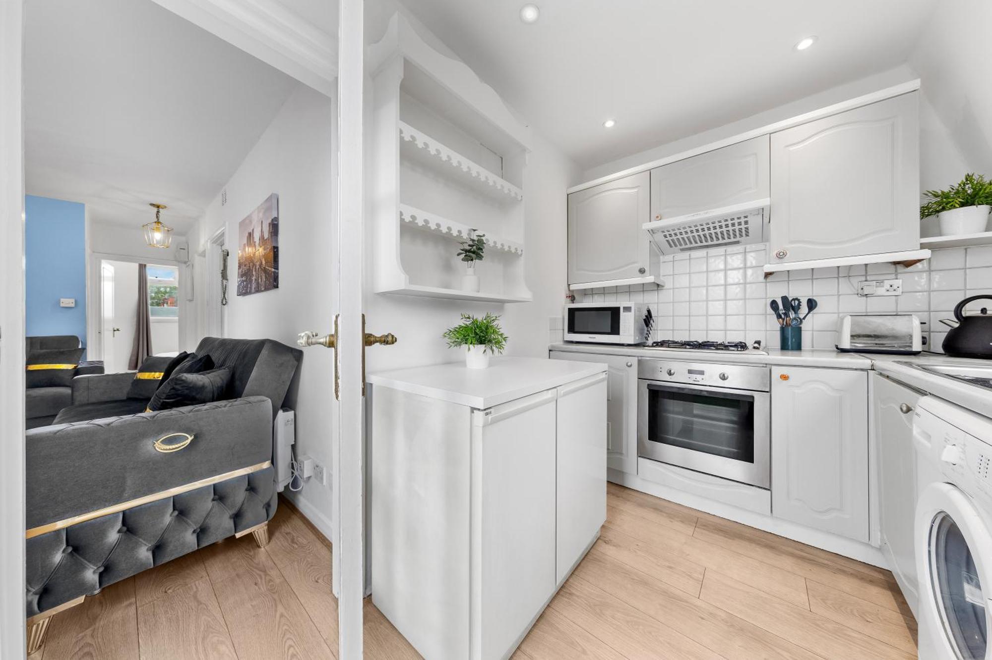 Newly Renovated Kensington 2 Bedroom Apartment With Balcony Near Harrods Sleeps 6, 2 Min Walk From Station London Bagian luar foto