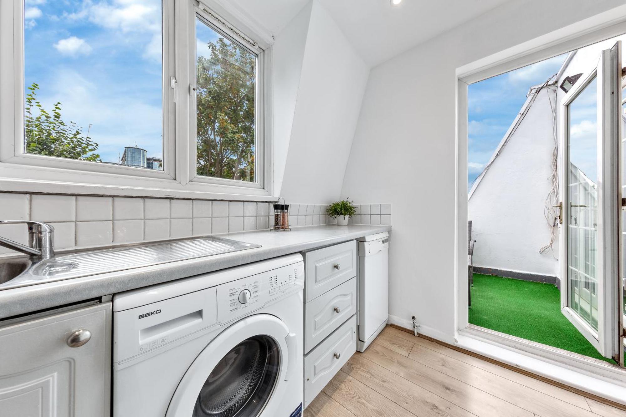 Newly Renovated Kensington 2 Bedroom Apartment With Balcony Near Harrods Sleeps 6, 2 Min Walk From Station London Bagian luar foto