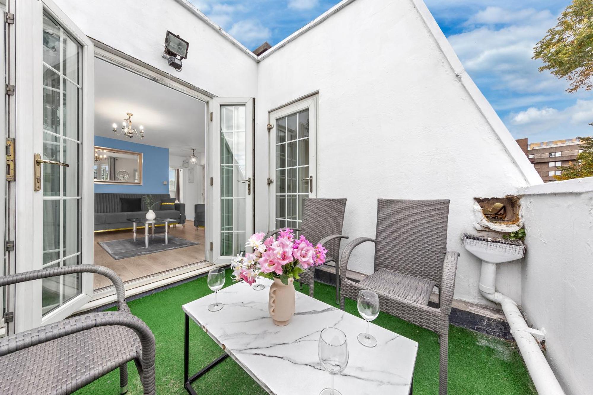 Newly Renovated Kensington 2 Bedroom Apartment With Balcony Near Harrods Sleeps 6, 2 Min Walk From Station London Bagian luar foto