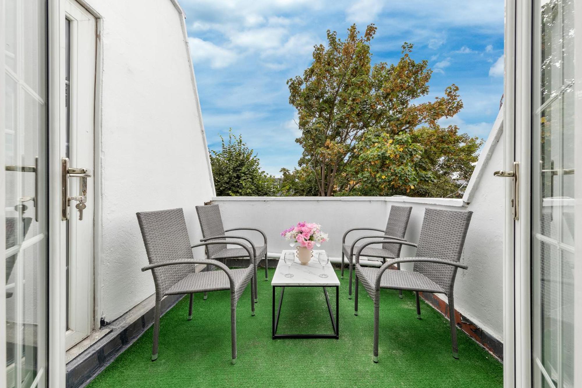 Newly Renovated Kensington 2 Bedroom Apartment With Balcony Near Harrods Sleeps 6, 2 Min Walk From Station London Bagian luar foto