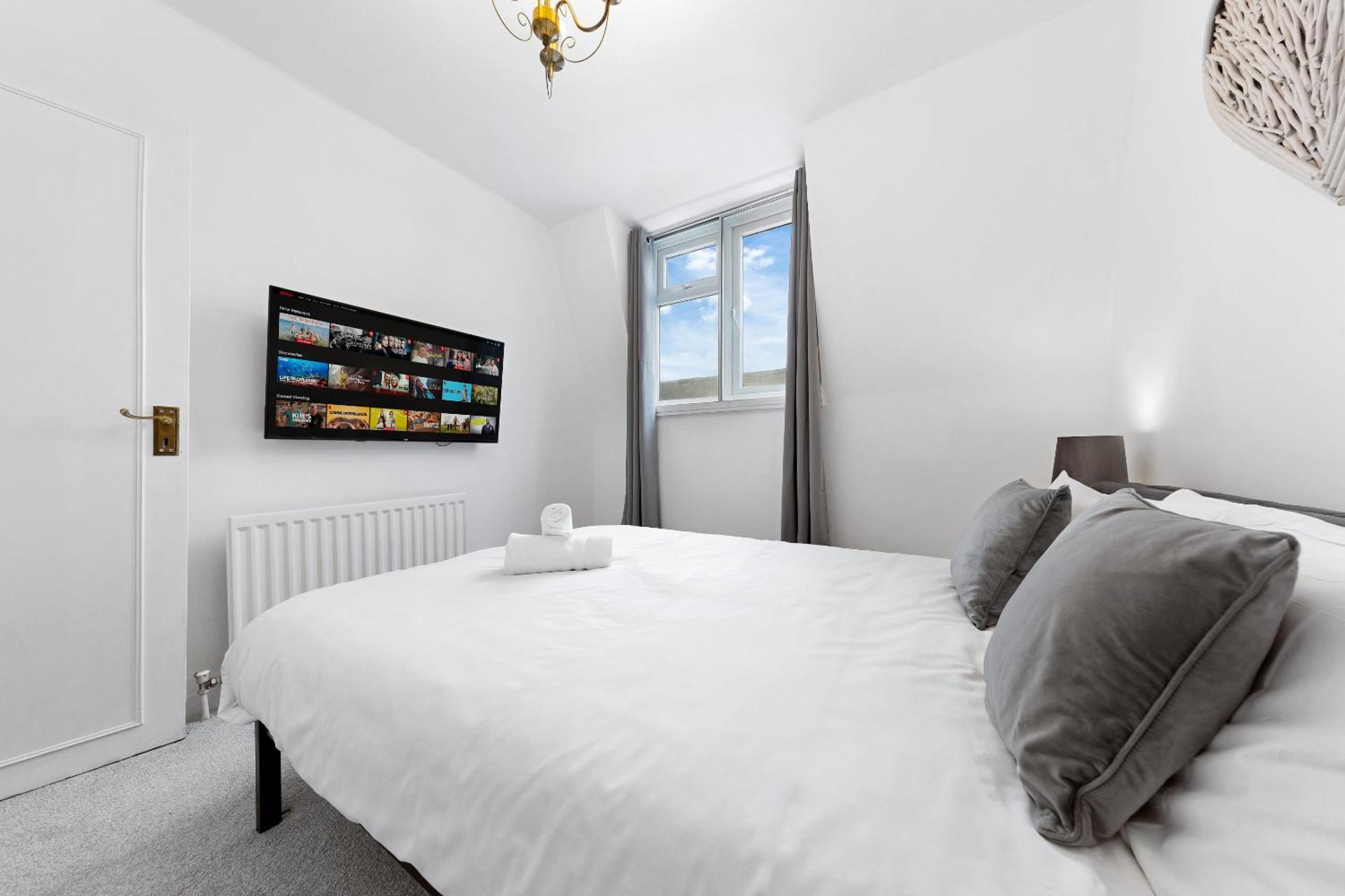 Newly Renovated Kensington 2 Bedroom Apartment With Balcony Near Harrods Sleeps 6, 2 Min Walk From Station London Bagian luar foto