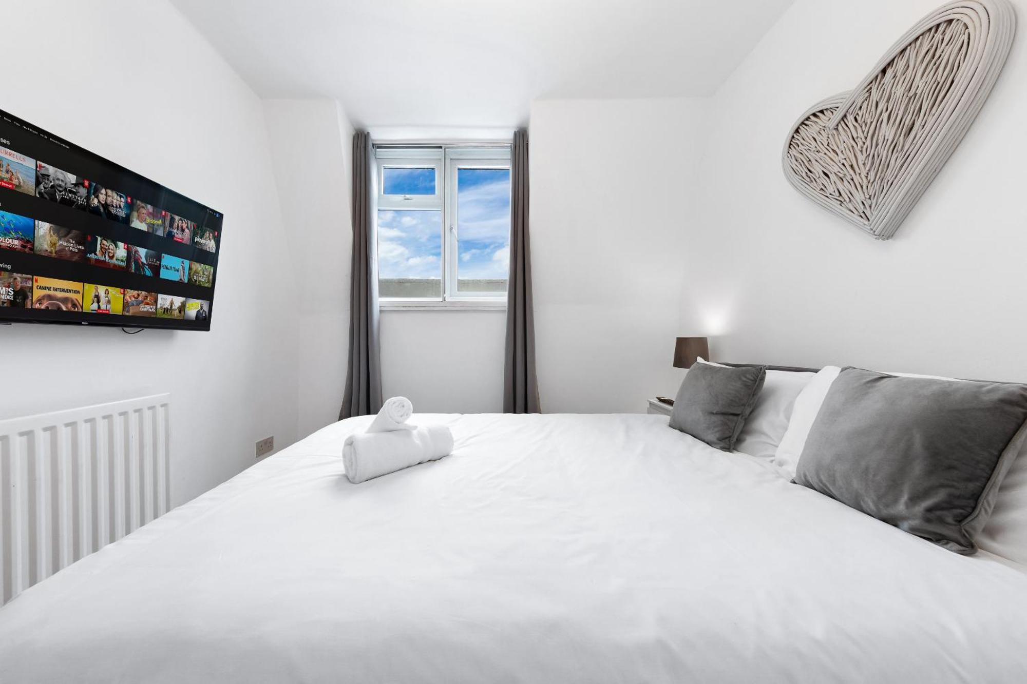 Newly Renovated Kensington 2 Bedroom Apartment With Balcony Near Harrods Sleeps 6, 2 Min Walk From Station London Bagian luar foto