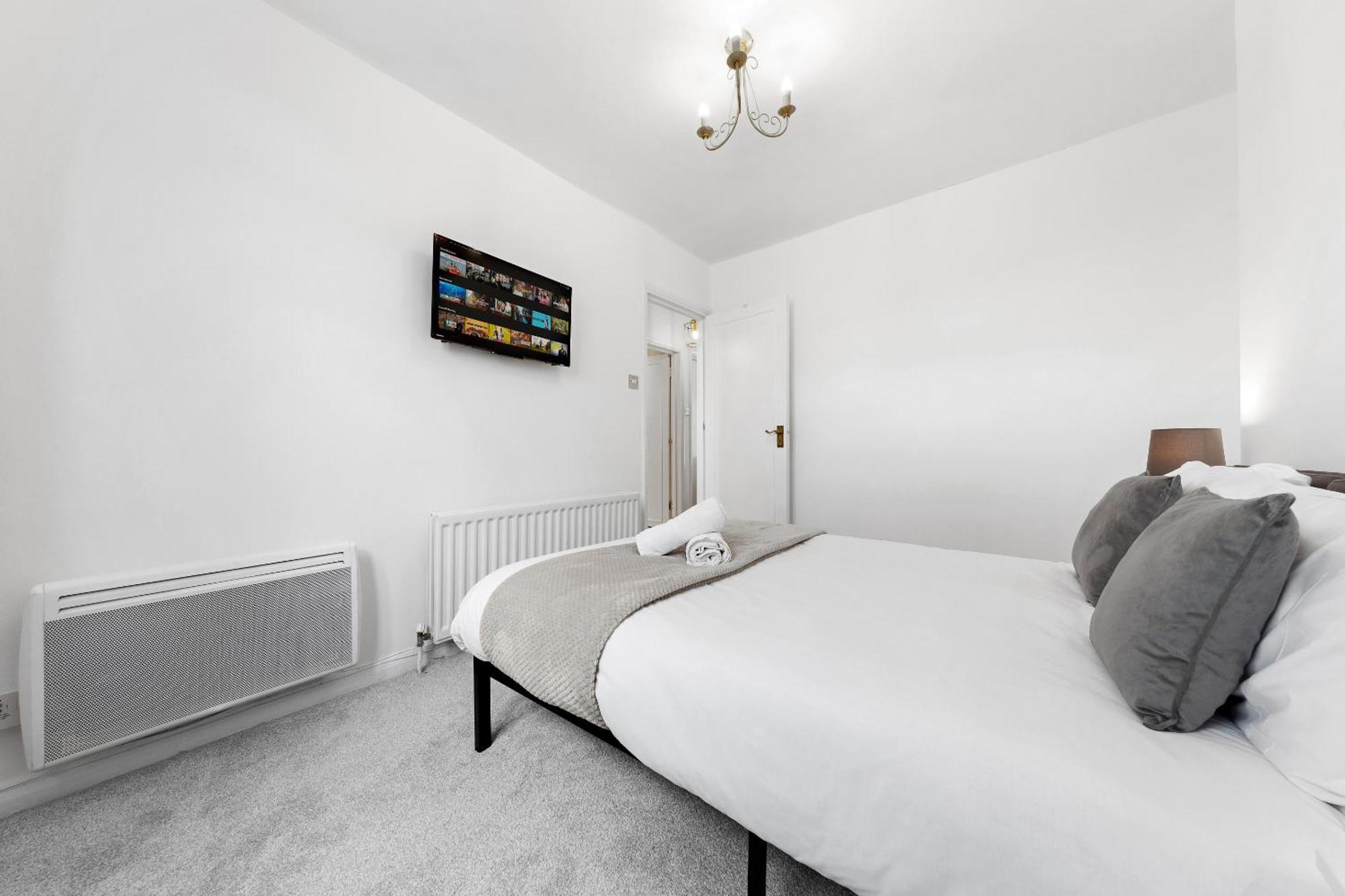 Newly Renovated Kensington 2 Bedroom Apartment With Balcony Near Harrods Sleeps 6, 2 Min Walk From Station London Bagian luar foto