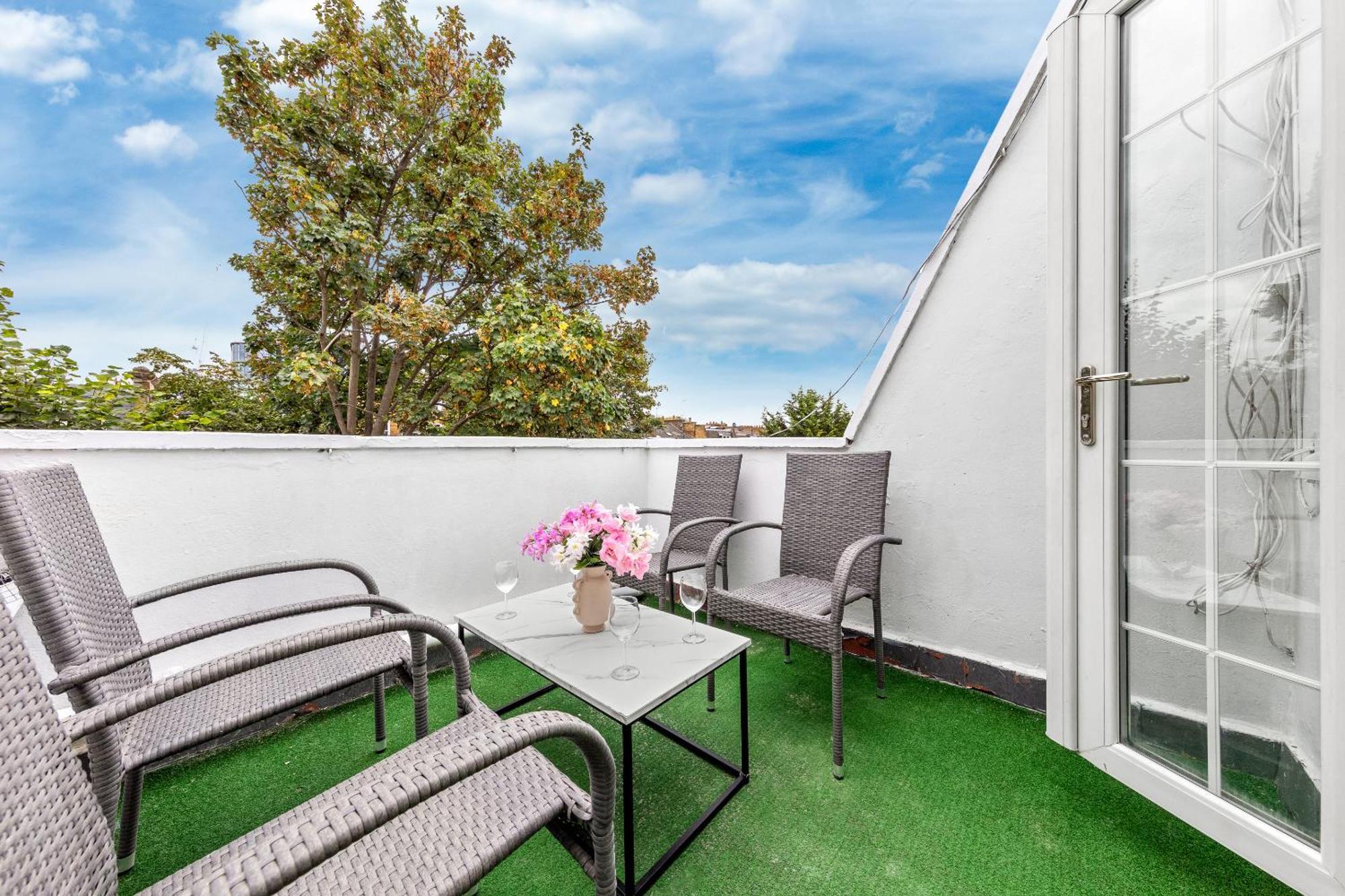 Newly Renovated Kensington 2 Bedroom Apartment With Balcony Near Harrods Sleeps 6, 2 Min Walk From Station London Bagian luar foto