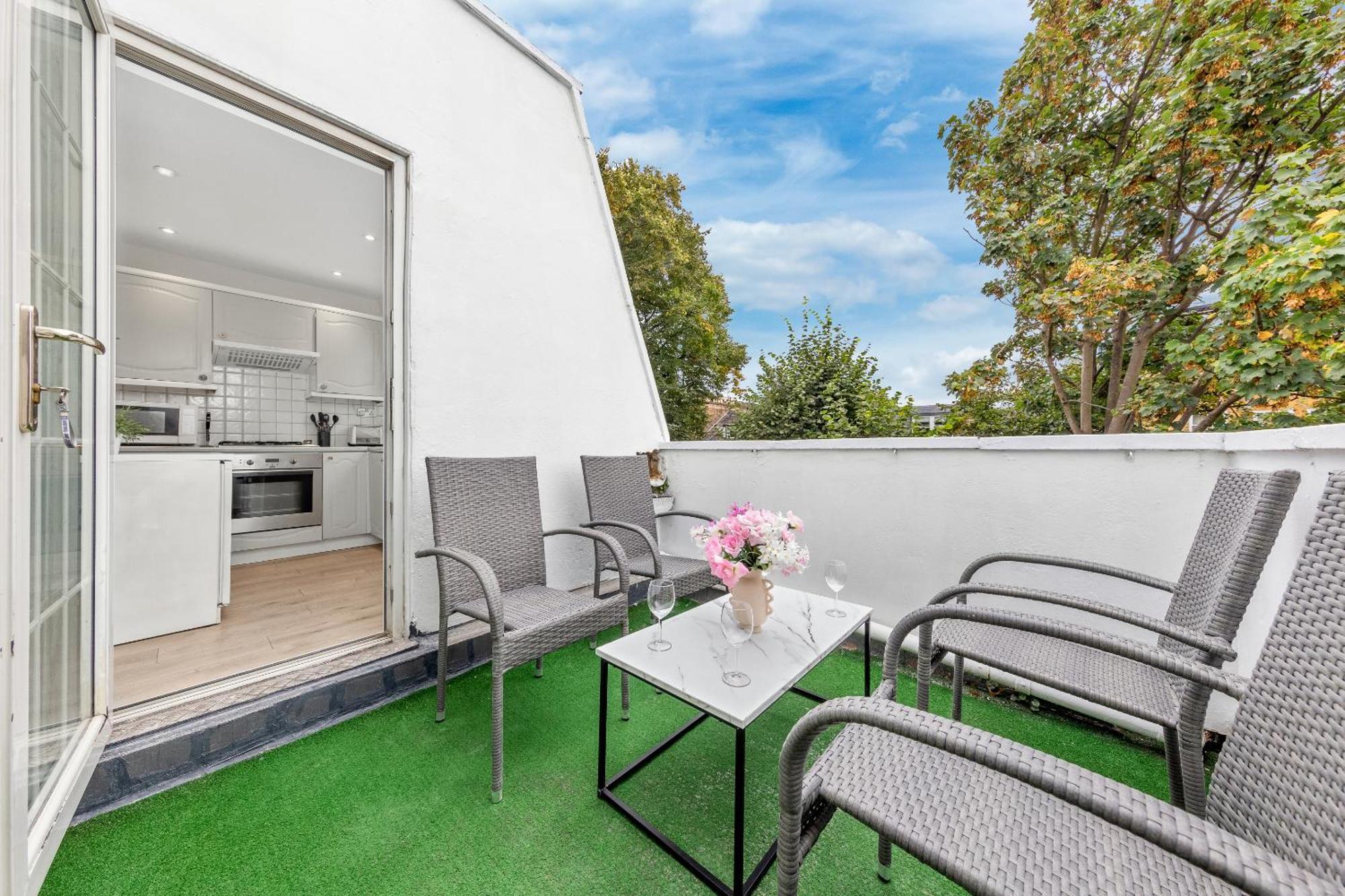 Newly Renovated Kensington 2 Bedroom Apartment With Balcony Near Harrods Sleeps 6, 2 Min Walk From Station London Bagian luar foto