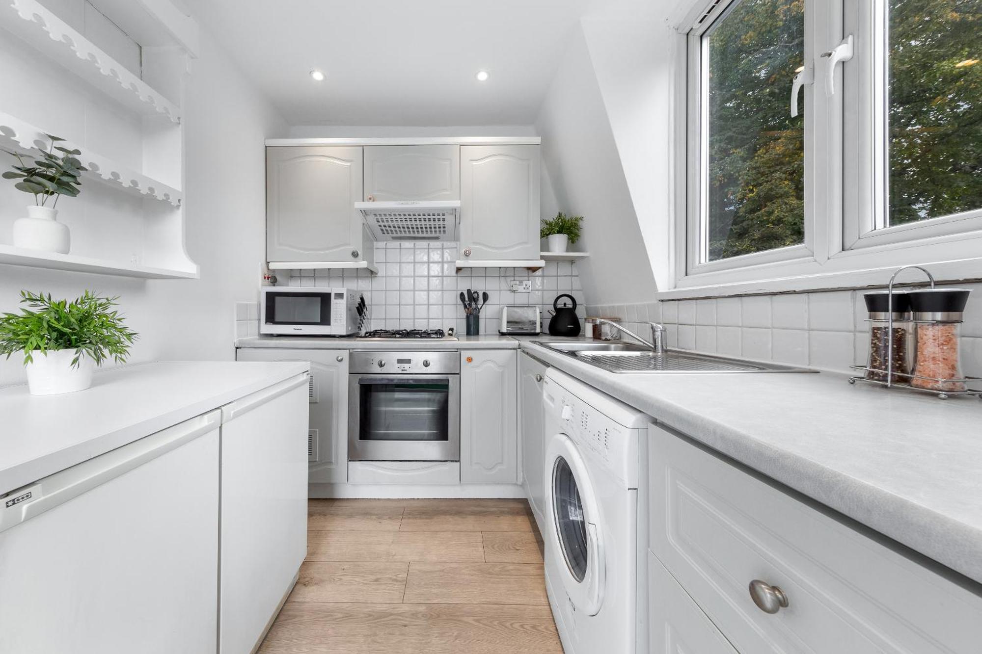 Newly Renovated Kensington 2 Bedroom Apartment With Balcony Near Harrods Sleeps 6, 2 Min Walk From Station London Bagian luar foto