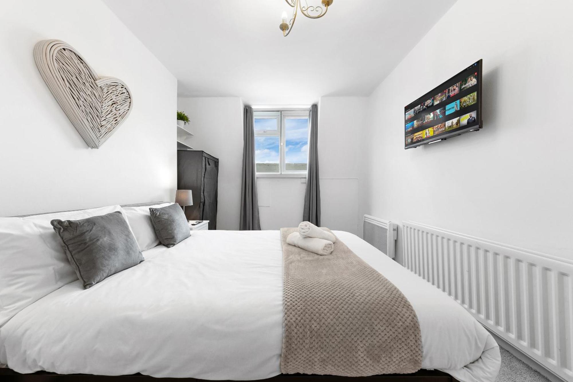 Newly Renovated Kensington 2 Bedroom Apartment With Balcony Near Harrods Sleeps 6, 2 Min Walk From Station London Bagian luar foto