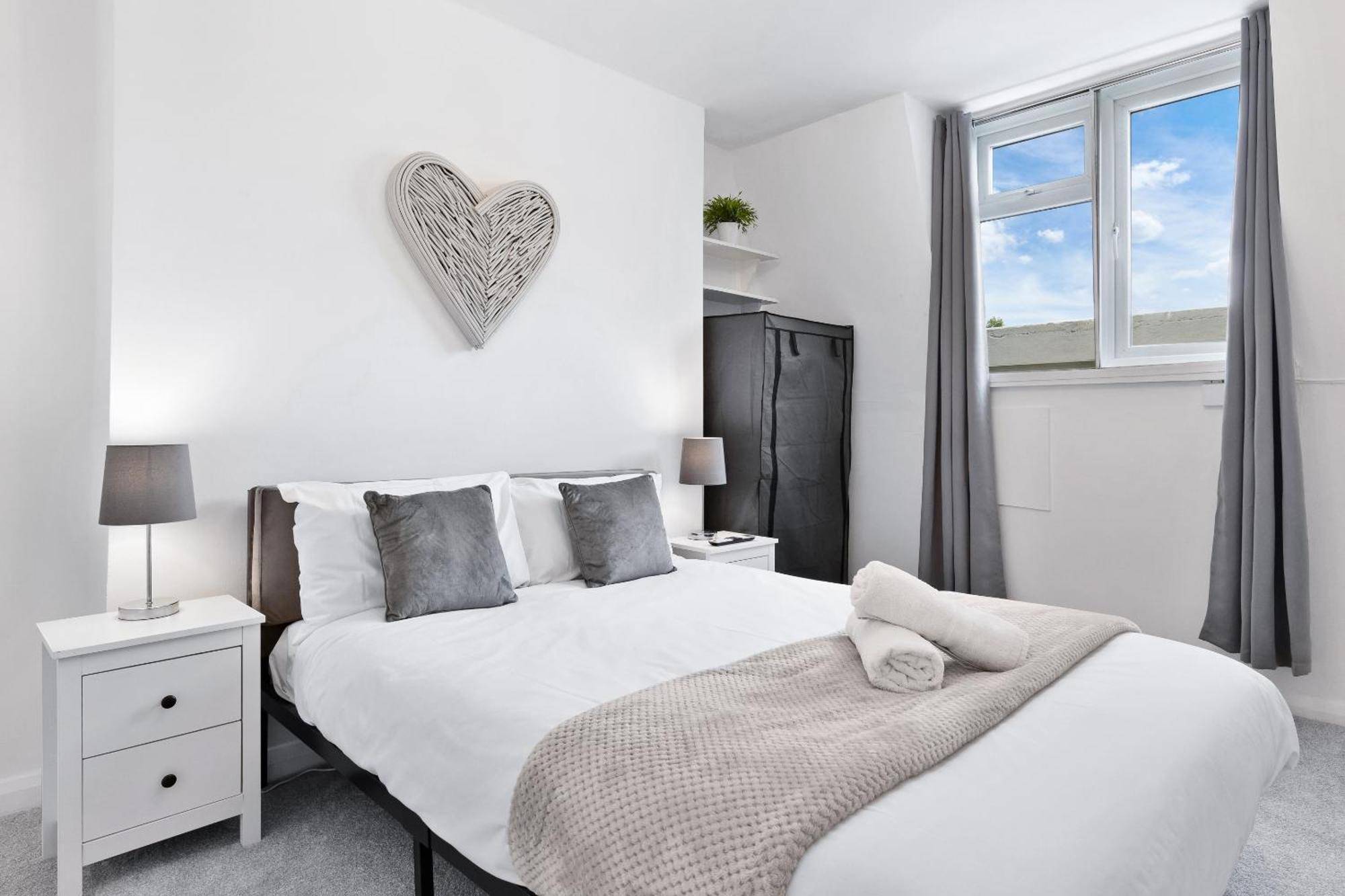 Newly Renovated Kensington 2 Bedroom Apartment With Balcony Near Harrods Sleeps 6, 2 Min Walk From Station London Bagian luar foto