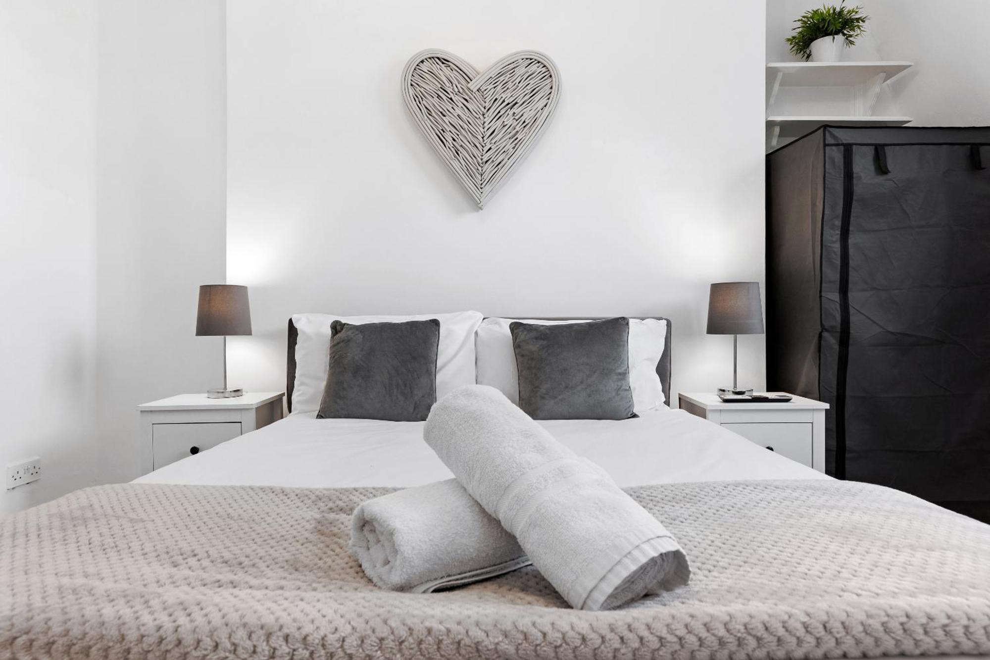 Newly Renovated Kensington 2 Bedroom Apartment With Balcony Near Harrods Sleeps 6, 2 Min Walk From Station London Bagian luar foto